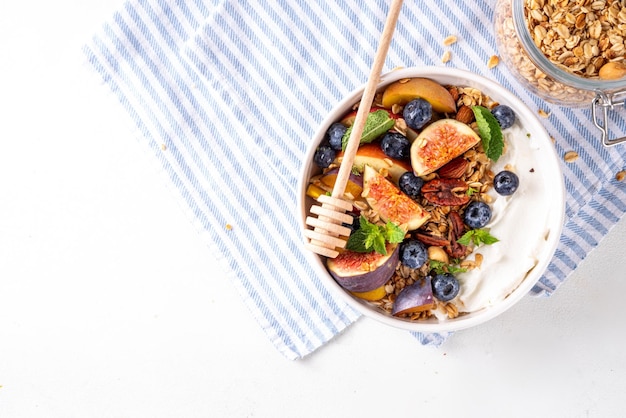 Śniadanie na drewnianym stole